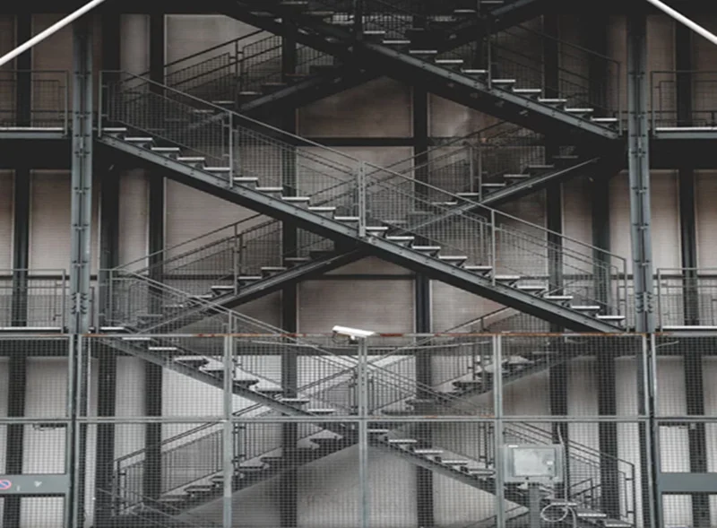 5 تا از بهترین راه پله های فولادی که می توان در ساخت سوله های صنعتی استفاده کرد