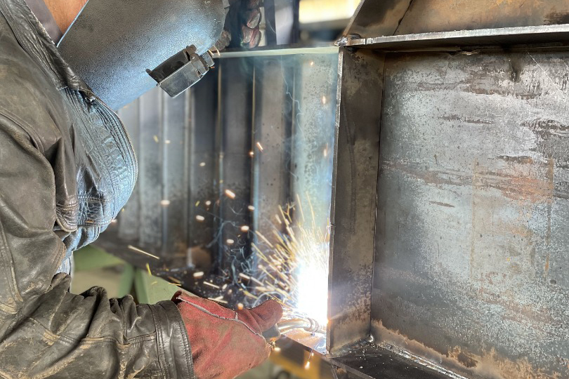 چگونه از خطرات طی جوشکاری در پروژه های ساخت سوله جلوگیری کنیم